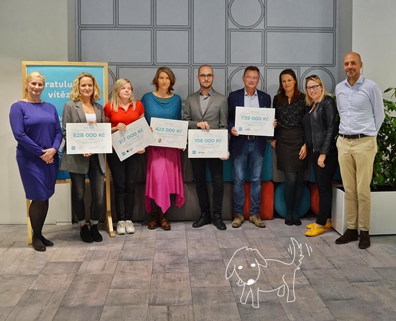 Zástupci oceněných organizací Hello Země 2021, Šarlota Hambergerová třetí zleva, drží symbolický šek na 317 tisíc korun.