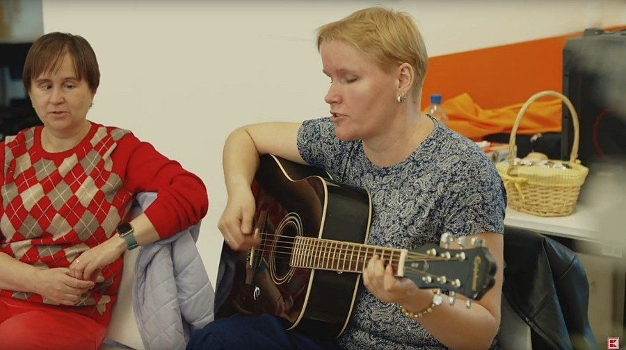 Z video upoutávky na vánoční sbírku 2022 - Anna Burdová a Alena Terezie Vítek s kytarou v Alzheimer Home Zátiší.