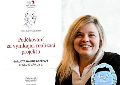 Ředitelka Spolu s vámi, z. ú., Šarlota Hambergerová s certifikátem a oceněním Výboru dobré vůle Nadace Olgy Havlové.