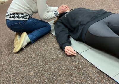 Kolegyně Anička na figurantce Life Support zkouší poskytnutí první pomoci.