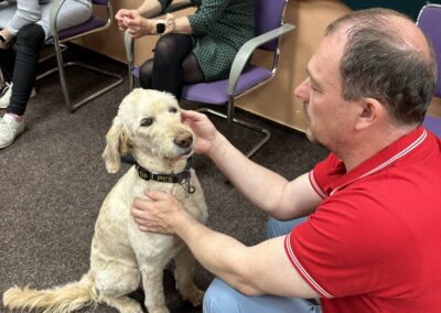 Jeden z lektorů Life Support si v přestávce hladí vodicí fenku Dixii.