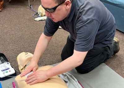 Kolega Lukáš si na figuríně zkouší masáž srdce.
